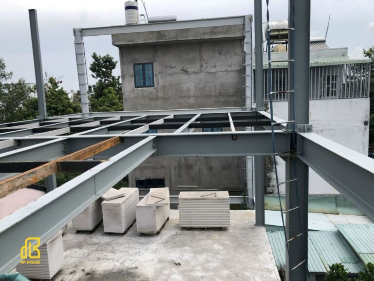 Có nên xây nhà thép tiền chế? So sánh chi tiết ưu – nhược điểm trước khi quyết định