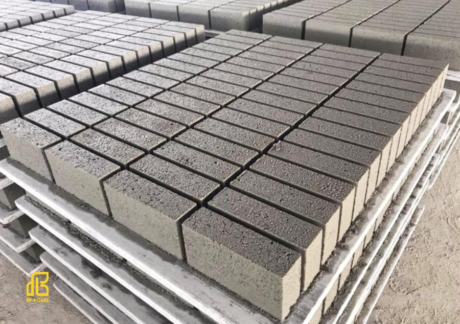có nên xây nhà bằng gạch đặc
