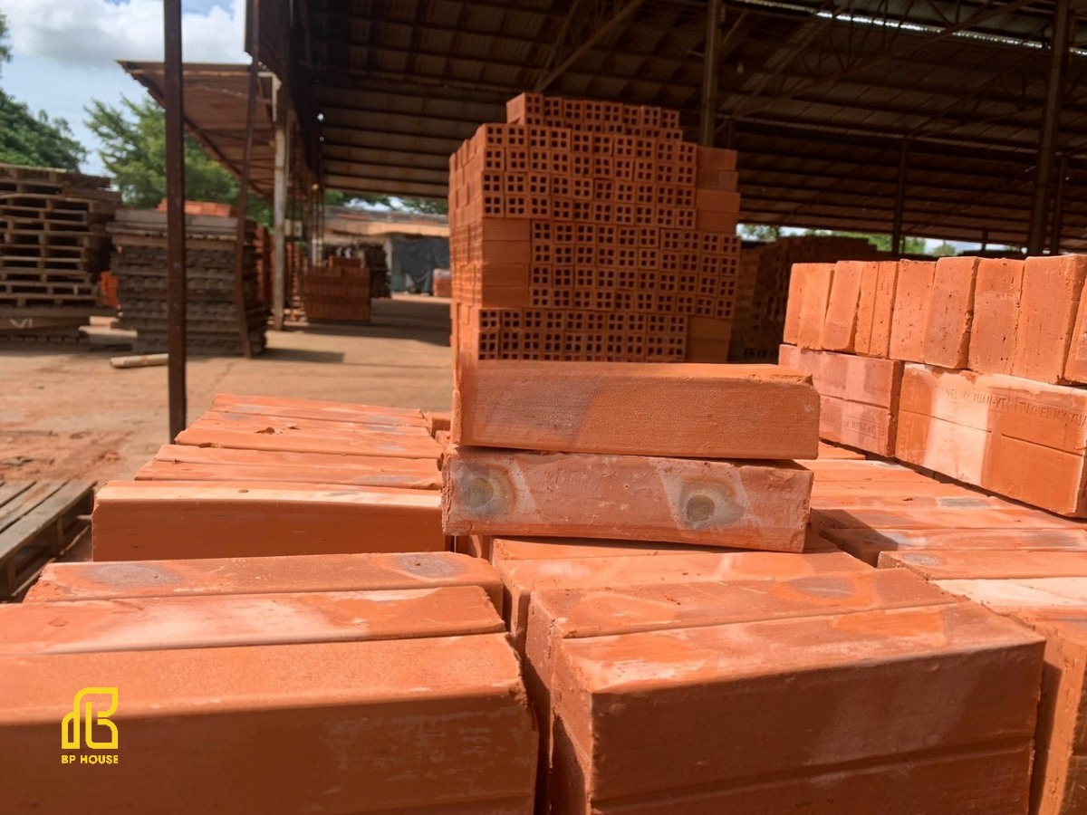 có nên xây nhà bằng gạch đặc