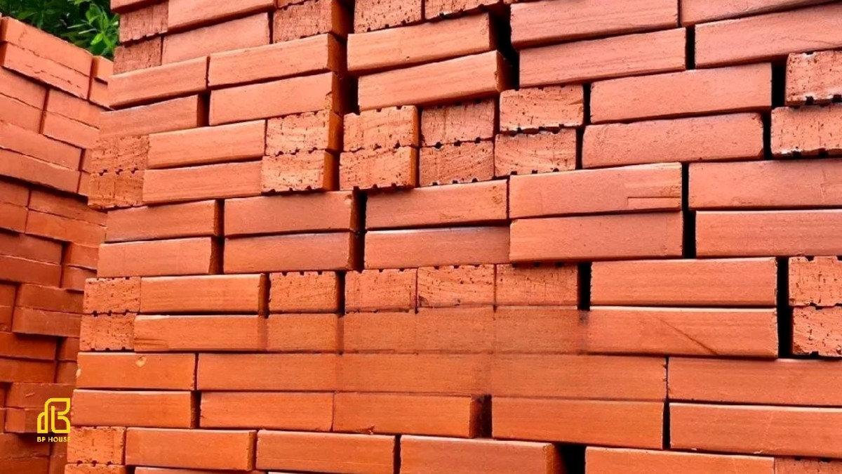 có nên xây nhà bằng gạch đặc