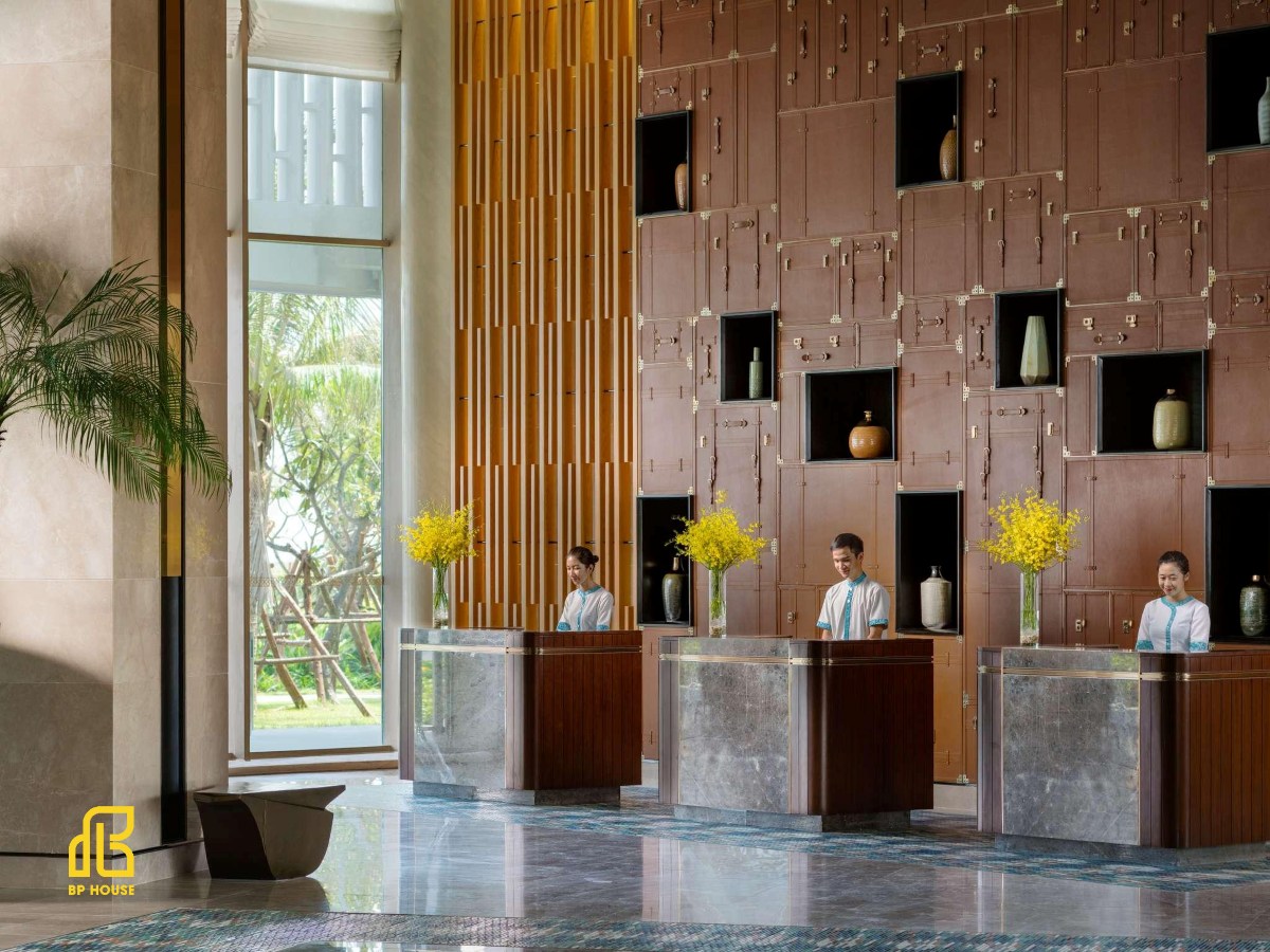 mau-quay-le-tan-khach-san quầy lễ tân được phân chia rõ ràng, tối ưu tốc độ checkin và khả năng hỗ trợ khách hàng