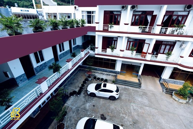Mẫu nhà nghỉ 2 tầng chữ L tối ưu diện tích