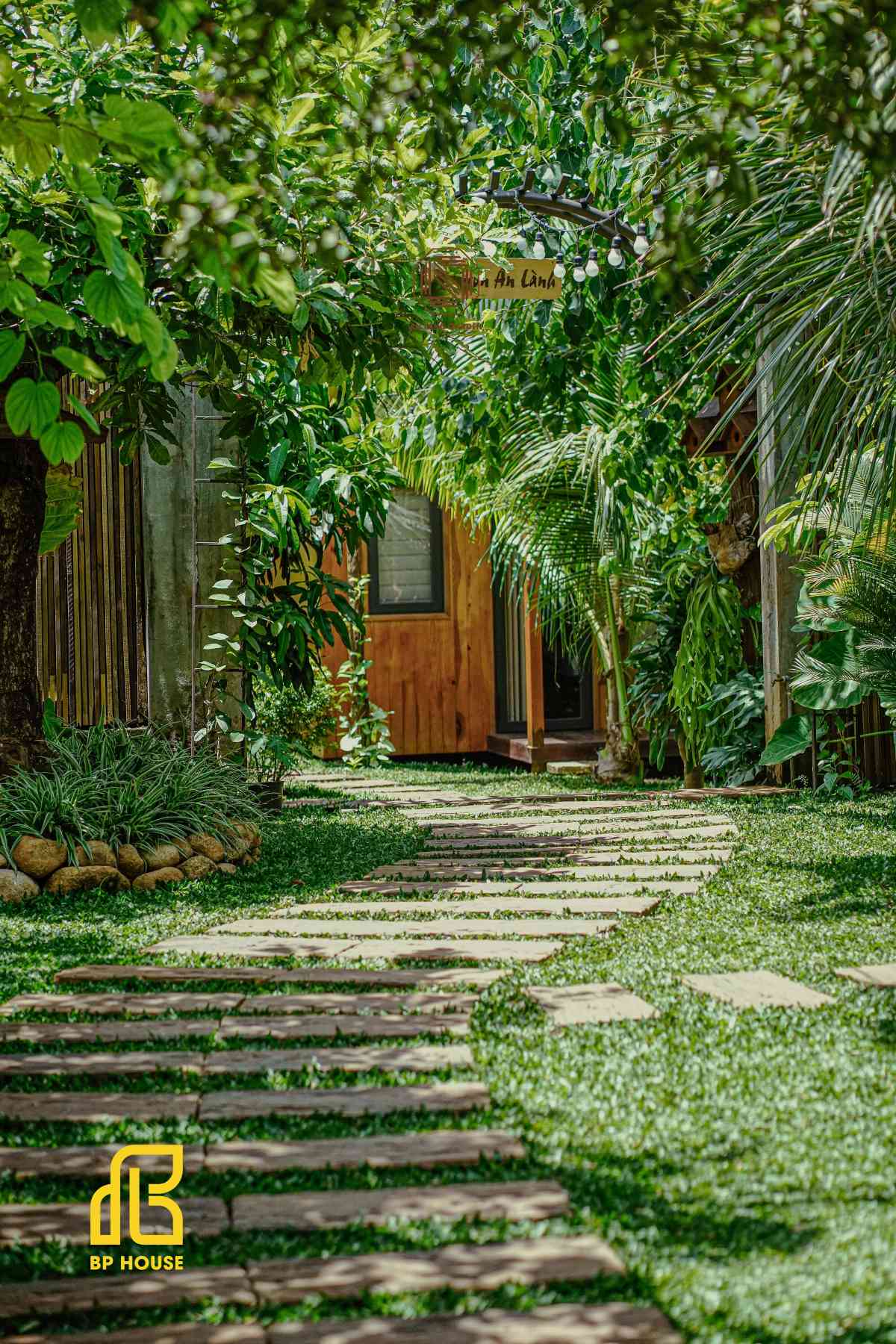 Khu check-in và mặt tiền ở homestay phong cách mộc
