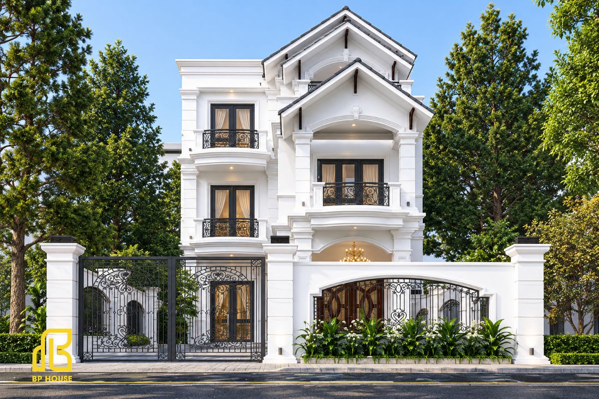 Vẻ đẹp kiến trúc Pháp nổi bật qua mái Thái cao ráo, phào chỉ tinh xảo và ban công sắt nghệ thuật.